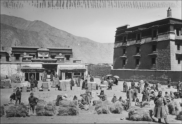 图片[3]-The old photo of Labrang Temple in Xiahe, Gansu in 1925. The magnificent buildings in front of the river and behind the mountain-China Archive