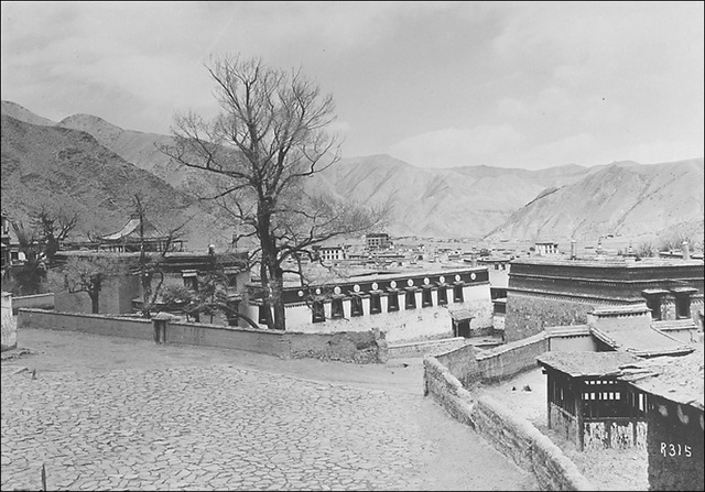 图片[16]-The old photo of Labrang Temple in Xiahe, Gansu in 1925. The magnificent buildings in front of the river and behind the mountain-China Archive