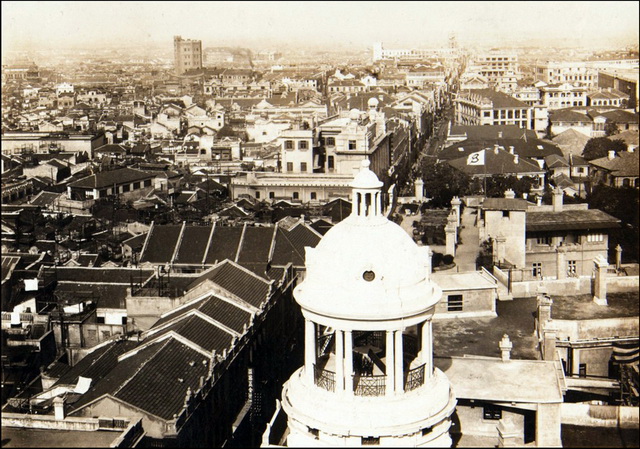 1938 Old photo of Hankou, Hubei. Street view of Hankou at that time: Moon Lake, Qingchuan Pavilion, Bingtang-China Archive