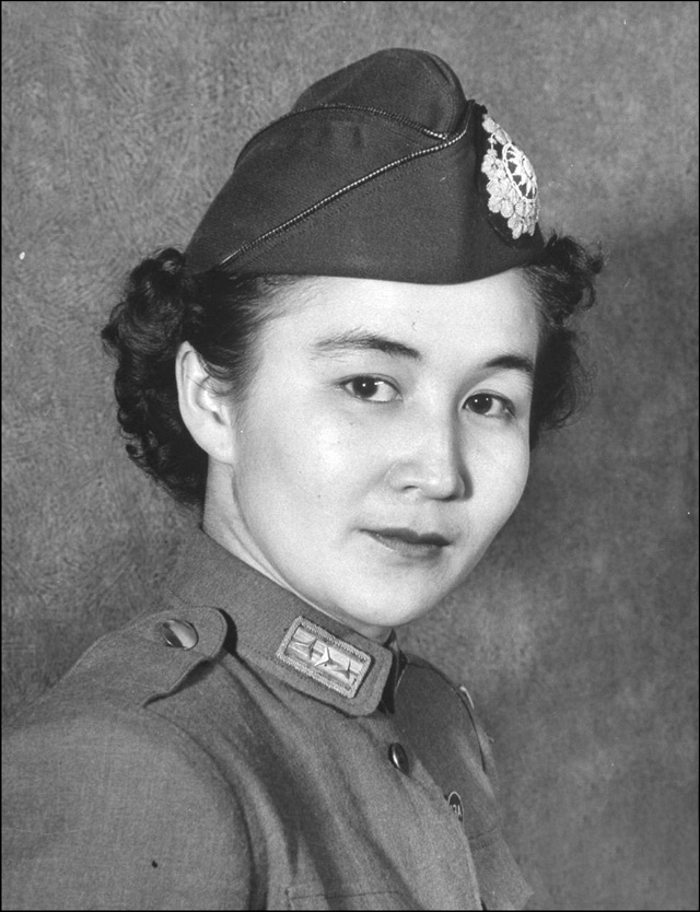图片[1]-In 1940, Ariani Li Yingzi, the only female colonel in the national army, took a salutary photo-China Archive