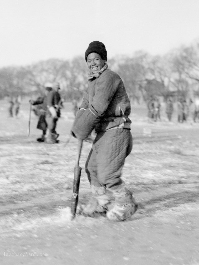 Old photos of the ice fetching man working site in Beijing in 1924-China Archive