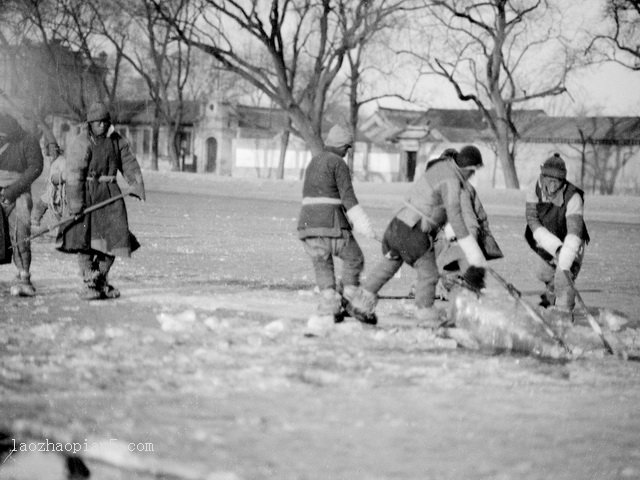 图片[1]-Old photos of the ice fetching man working site in Beijing in 1924-China Archive