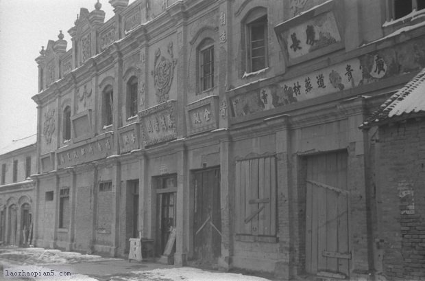 图片[7]-Old photos of Zhengzhou in 1943. The commercial street in front of the railway station was shabby under Japanese bombing-China Archive