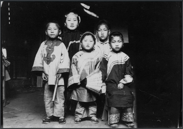 图片[3]-Old photos of Fuzhou in 1900 Group photos of Manchu officials and children in Fuzhou-China Archive