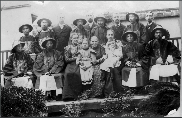 图片[1]-Old photos of Fuzhou in 1900 Group photos of Manchu officials and children in Fuzhou-China Archive