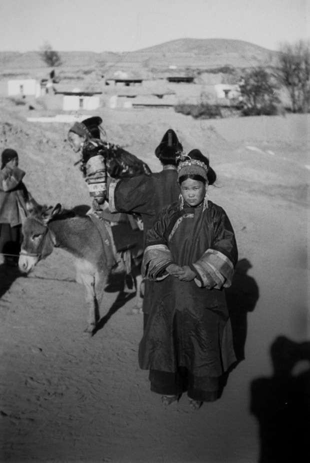 图片[15]-In 1934, an old photo of a young and beautiful Tu woman who likes riding donkeys in Huzhu County, Qinghai Province-China Archive