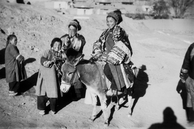 图片[14]-In 1934, an old photo of a young and beautiful Tu woman who likes riding donkeys in Huzhu County, Qinghai Province-China Archive