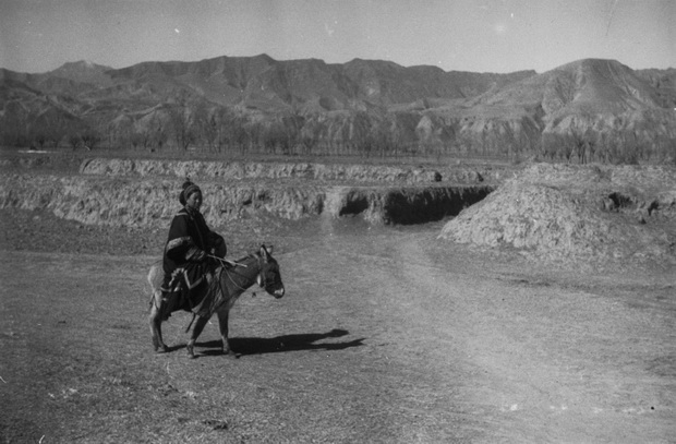 图片[20]-In 1934, an old photo of a young and beautiful Tu woman who likes riding donkeys in Huzhu County, Qinghai Province-China Archive