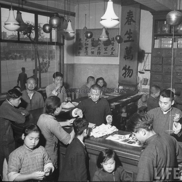 图片[1]-1946 Old photos of Shanghai, dealers in traditional Chinese medicine shops in the Republic of China-China Archive