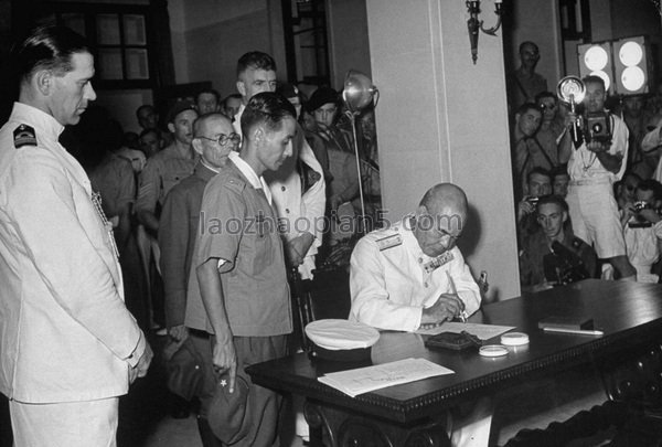 图片[1]-Live shot of the surrender of Japanese troops to British troops in Hong Kong in October 1945-China Archive