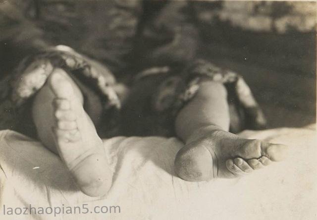 图片[3]-Old photo: the true appearance of the three inch golden lotus of old Chinese women-China Archive