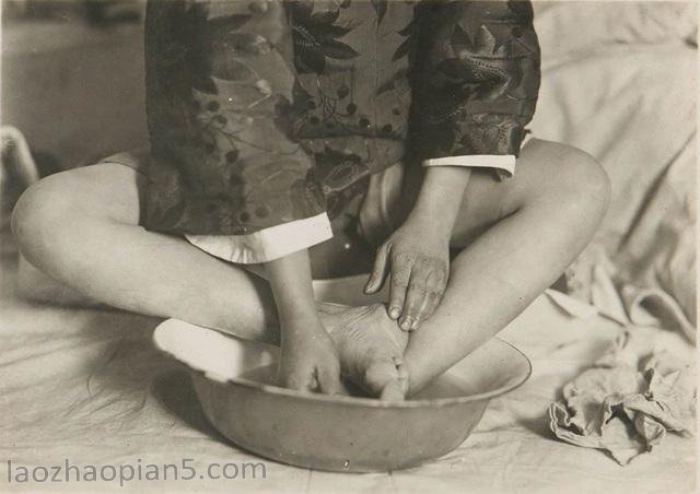 图片[5]-Old photo: the true appearance of the three inch golden lotus of old Chinese women-China Archive